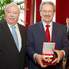Häupl überreicht Ehrenzeichen an Bürgermeister von München Ude 210513
