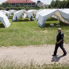 60 Zelte für Flüchtlinge in Traiskirchen 030615